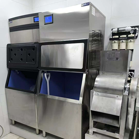 300公斤制冰机和500公斤纯雪花制冰机交付某餐饮店
